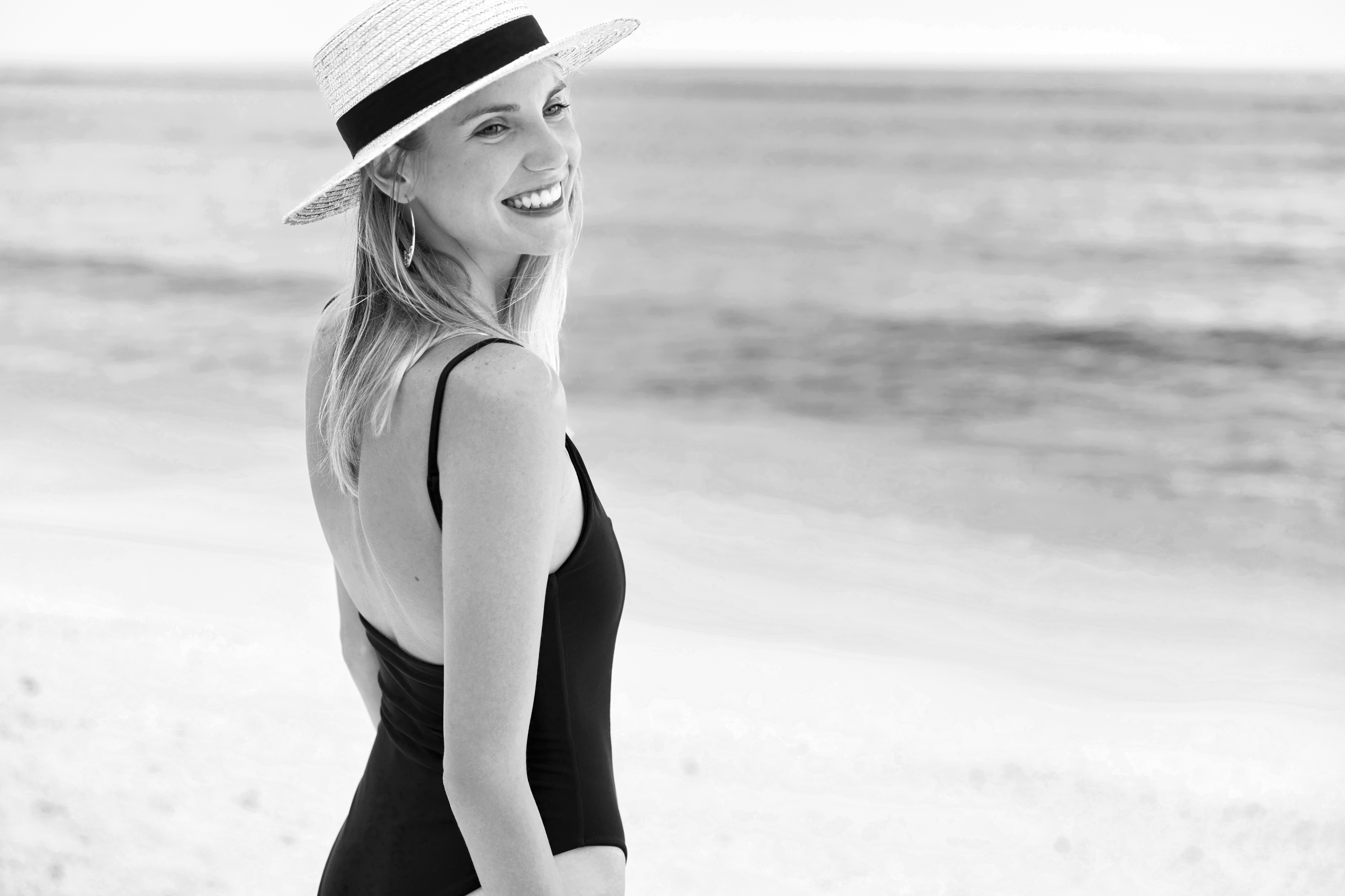 La chica con carillas dentales en la playa sonriendo