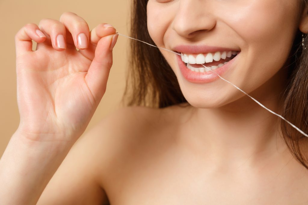 salud-encias-periodoncia-clinica-dental-hilo-dental