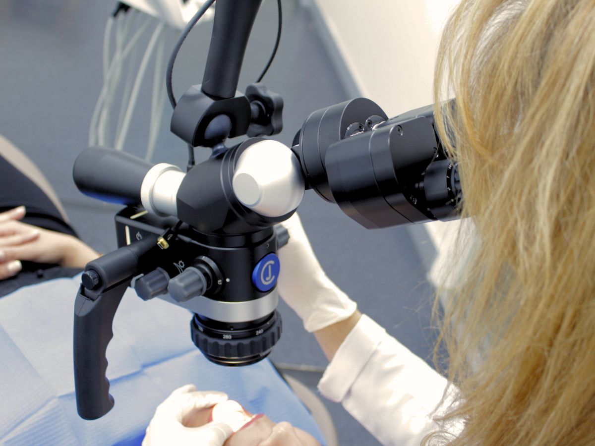 microscopio periodontal quirurgico en marbella y gibraltar